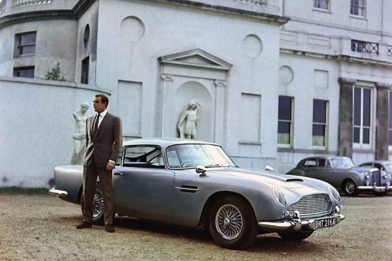 Coche gris Aston Martin DB5 conducido por James Bond 007 en la película Operación Trueno