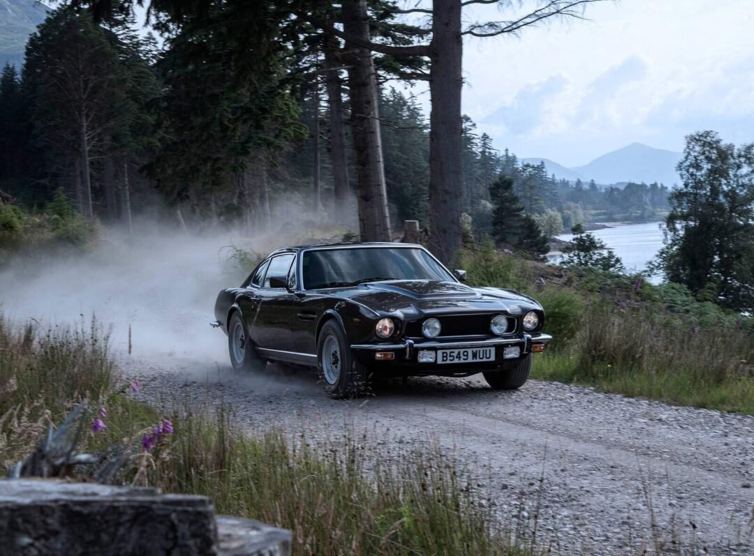 Coche gris oscuro Aston Martin V8 Vantage conducido por James Bond 007 en la película Sin tiempo para morir