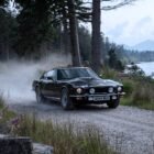 Coche gris oscuro Aston Martin V8 Vantage conducido por James Bond 007 en la película Sin tiempo para morir