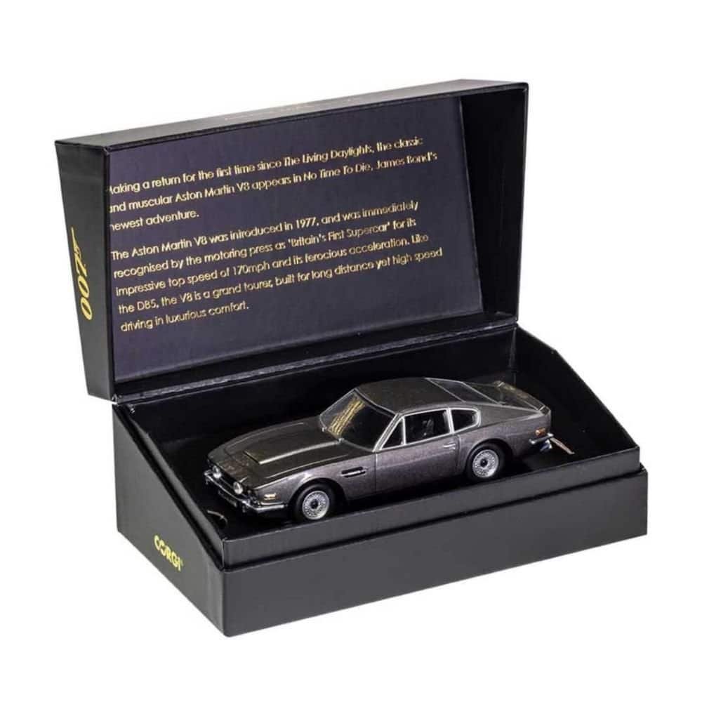 Miniatura coche gris oscuro Aston Martin V8 Vantage conducido por James Bond 007 en la película Sin tiempo para morir a escala 1/36 Corgi