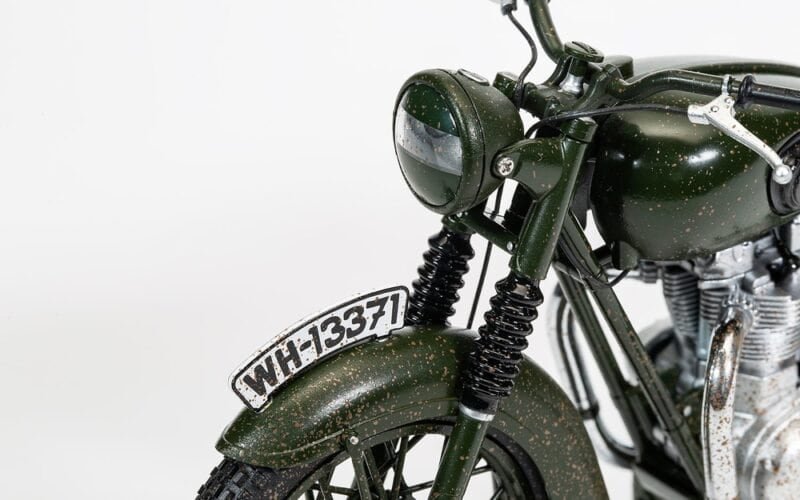 Miniatura moto verde Triumph TR6 Trophy de la película La gran evasión a escala 1/12 Corgi