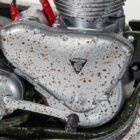 Miniatura moto verde Triumph TR6 Trophy de la película La gran evasión a escala 1/12 Corgi