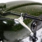 Miniatura moto verde Triumph TR6 Trophy de la película La gran evasión a escala 1/12 Corgi