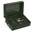 Miniatura moto verde Triumph TR6 Trophy de la película La gran evasión a escala 1/12 Corgi