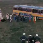 Autobús azul y amarillo Bedford VAL 14 1967 de la película Magic Mystery Tour de los Beatles