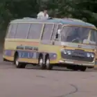 Autobús azul y amarillo Bedford VAL 14 1967 de la película Magic Mystery Tour de los Beatles