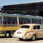 Autobús azul y amarillo Bedford VAL 14 1967 de la película Magic Mystery Tour de los Beatles