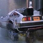 Coche DeLorean volador de la película Regreso al futuro 2