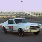 Coche blanco de carreras Ford Mustang Fastback nº55 de la serie The Mod Squad Patrulla Juvenil