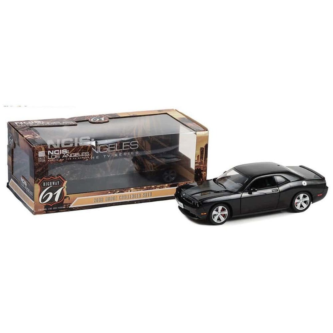 thumbnail image 2 of Greenlight 44620-D 1/64 NCIS 1970 Dodge Challenger R/T 2 of 13