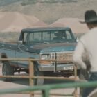 Camioneta azul Ford F-250 de la serie Yellowstone