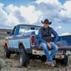 Camioneta azul Ford F-250 de la serie Yellowstone