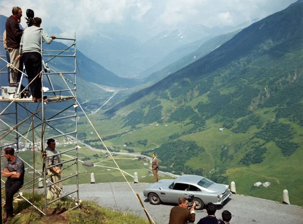 Rodaje con el coche Aston Martin DB5 de James Bond 007 en la película Goldfinger