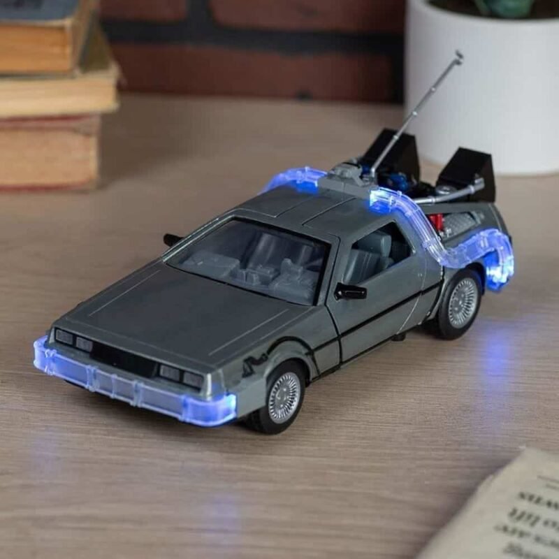 Miniatura coche DeLorean con luces de la película Regreso al futuro a escala 1/24 Jada