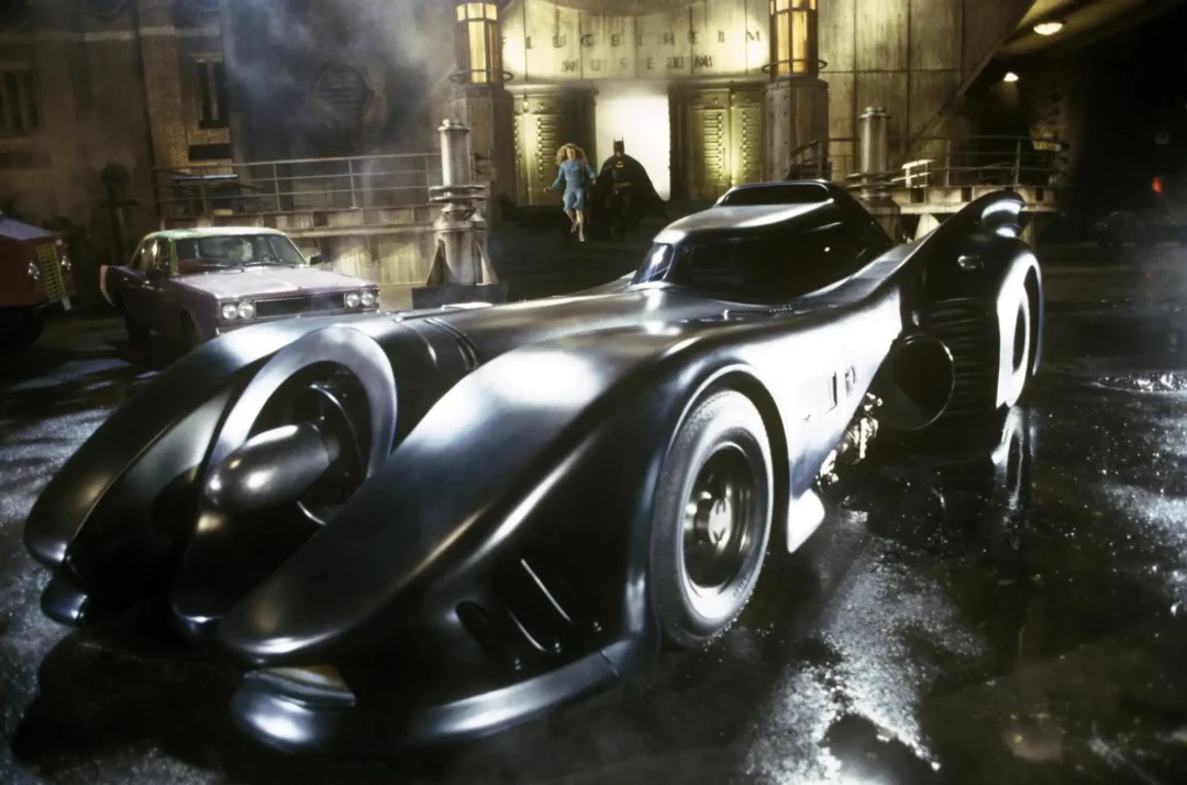 Fotograma coche Batmobile en la película Batman Returns