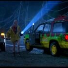 Coche todoterreno rojo, verde y amarillo Ford Explorer de la película Jurassic Park