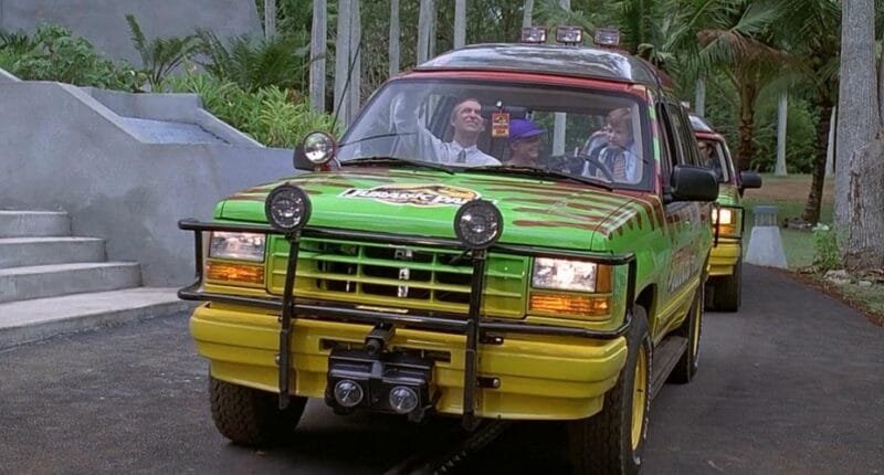 Coche todoterreno rojo, verde y amarillo Ford Explorer de la película Jurassic Park