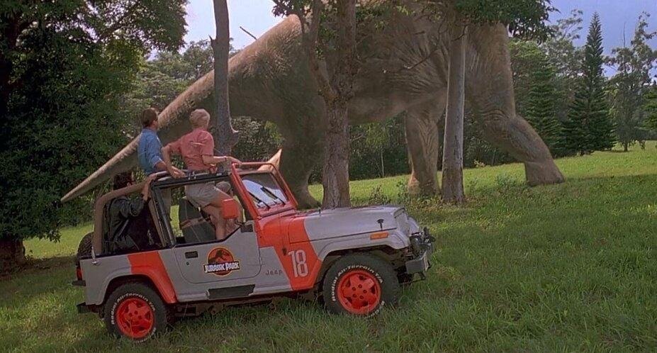 Coche todoterreno rojo y gris Jeep Wrangler nº 18 de la película Jurassic Park