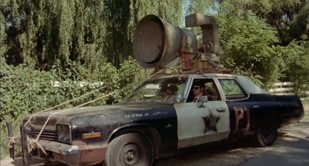 Coche de policía Dodge Monaco 1974 blanco y negro de la película The Blues Brothers