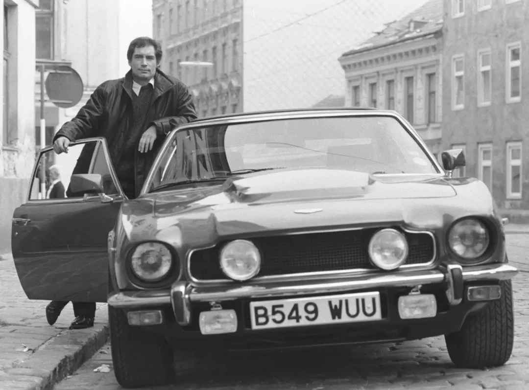 Coche gris oscuro Aston Martin V8 Vantage conducido por James Bond 007 en la película 007 Alte tensión