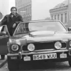 Coche gris oscuro Aston Martin V8 Vantage conducido por James Bond 007 en la película 007 Alte tensión