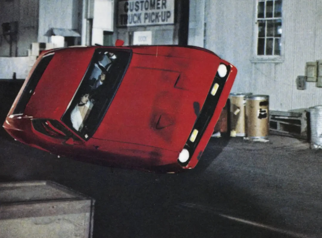 Coche rojo Ford Mustang Mach 1 1969 conducido por James Bond 007 en la película Diamantes para la eternidad