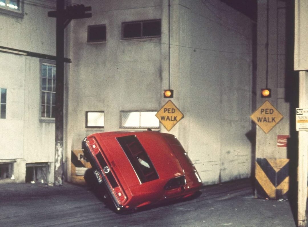 Coche rojo Ford Mustang Mach 1 1969 conducido por James Bond 007 en la película Diamantes para la eternidad