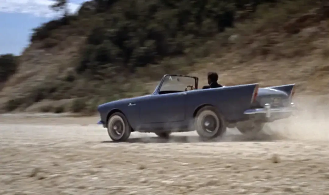 Coche azul Sunbeam Alpine conducido por James Bond 007 en la película Dr. No