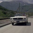 Coche descapotable blanco y rojo Ford Mustang 007 Goldfinger