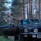 Coche gris oscuro Aston Martin V8 Vantage conducido por James Bond 007 en la película Sin tiempo para morir