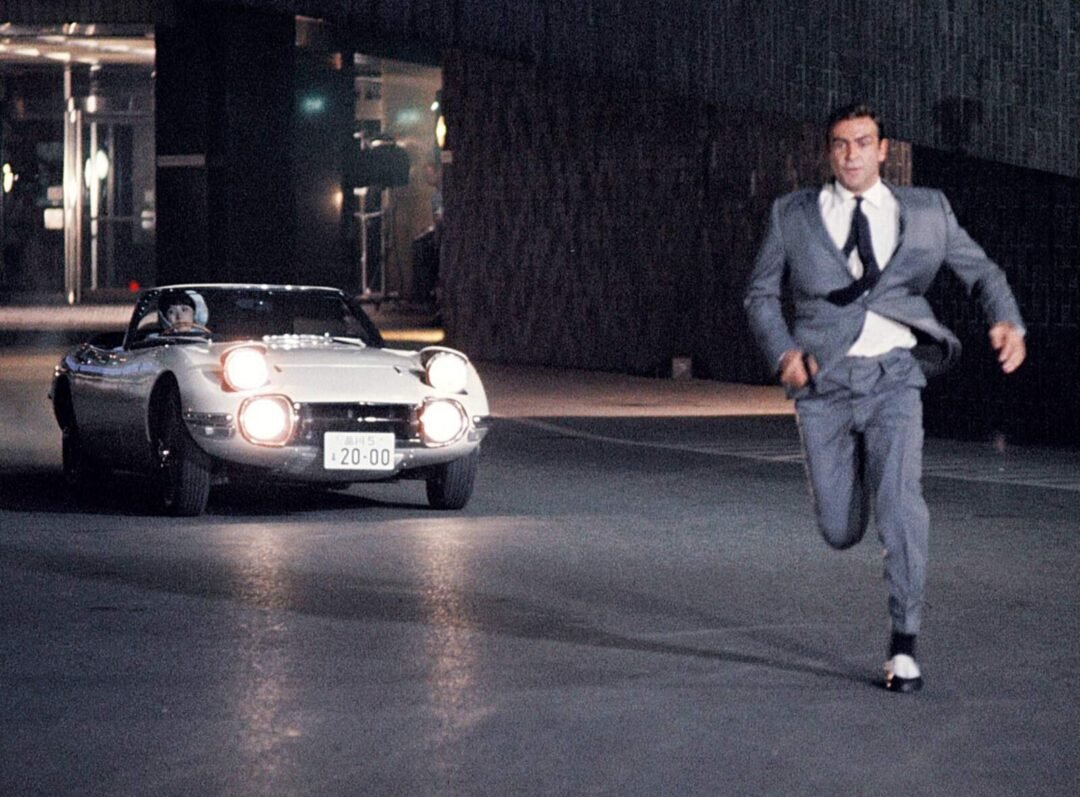 Coche blanco Toyota 2000GT en la película Solo se vive dos veces