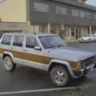 Coche todoterreno gris y marrón Jeep Cherokee Wagoneer de la serie MacGyver