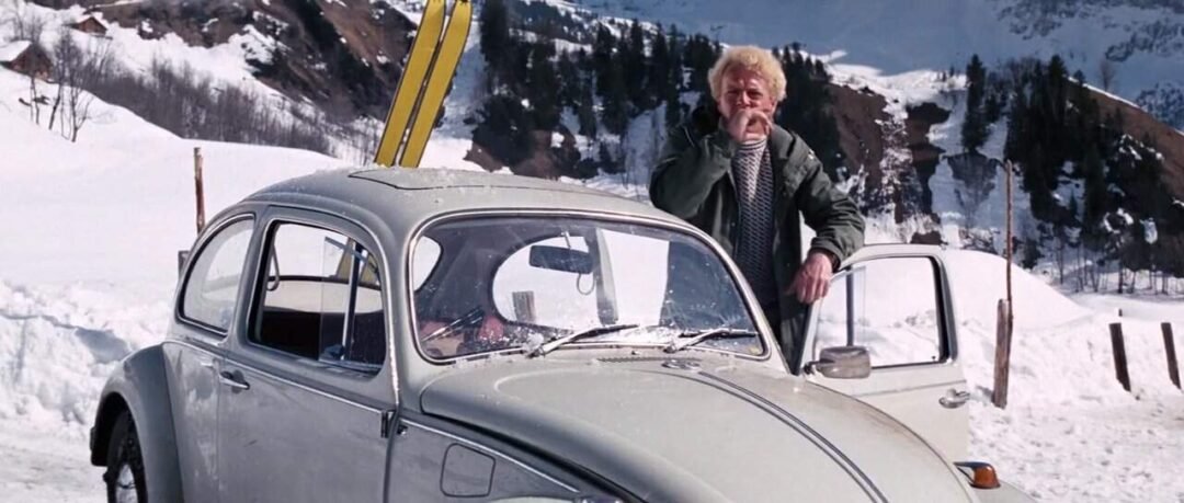 Coche blanco Volkswagen Beetle de la película de James Bond 007 Al servicio secreto de su Majestad