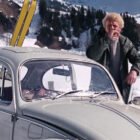 Coche blanco Volkswagen Beetle de la película de James Bond 007 Al servicio secreto de su Majestad