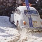 Coche blanco Volkswagen Beetle de la película de James Bond 007 Al servicio secreto de su Majestad