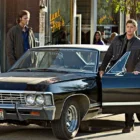 Coche negro Chevrolet Impala 1967 de la serie Supernatural con los hermanos Winchester