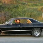 Coche negro Chevrolet Impala 1967 de la serie Supernatural con los hermanos Winchester