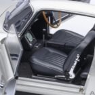 Miniatura coche gris Aston Martin DB5 con todos los gadgets conducido por James Bond 007 en la película Goldfinger a escala 1/18 Autoart