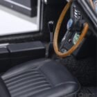 Miniatura coche gris Aston Martin DB5 con todos los gadgets conducido por James Bond 007 en la película Goldfinger a escala 1/18 Autoart