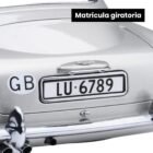 Miniatura coche gris Aston Martin DB5 con todos los gadgets conducido por James Bond 007 en la película Goldfinger a escala 1/18 Autoart