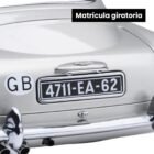 Miniatura coche gris Aston Martin DB5 con todos los gadgets conducido por James Bond 007 en la película Goldfinger a escala 1/18 Autoart