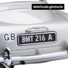 Miniatura coche gris Aston Martin DB5 con todos los gadgets conducido por James Bond 007 en la película Goldfinger a escala 1/18 Autoart