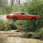 Coche Dodge Charger 1969 naranja de la serie El sheriff chiflado