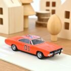 Miniatura coche Dodge Charger 1969 naranja de la serie El sheriff chiflado a escala 1/43 Norev