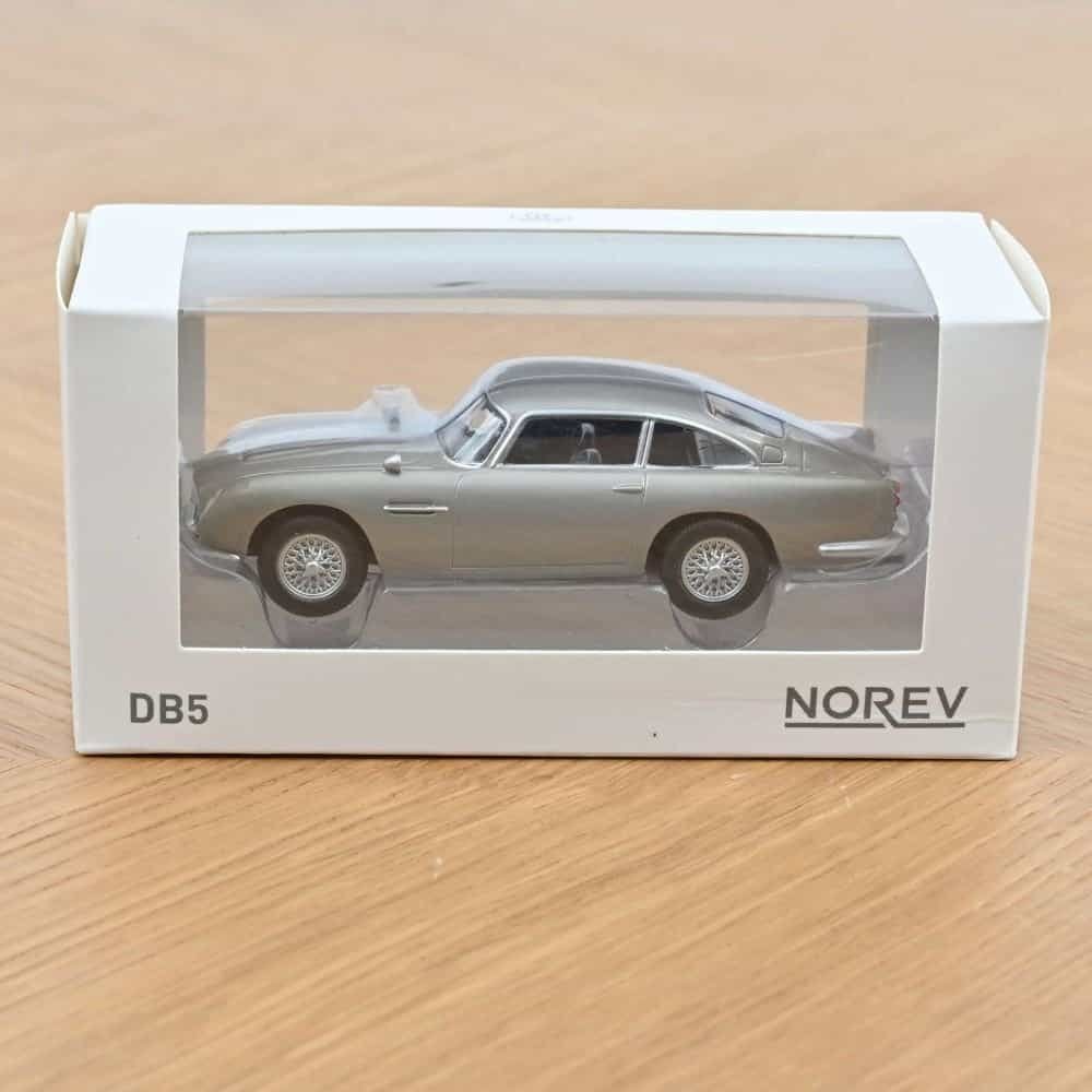 Miniatura coche gris Aston Martin DB5 conducido por James Bond 007 en la película Goldfinger a escala 1/43 Norev