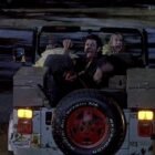 Coche todoterreno rojo y gris Jeep Wrangler nº10 de la película Jurassic Park en la huída del Tyrannosaurus rex