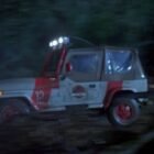 Coche todoterreno rojo y gris Jeep Wrangler nº12 de la película Jurassic Park conducido por Dennis Nedry