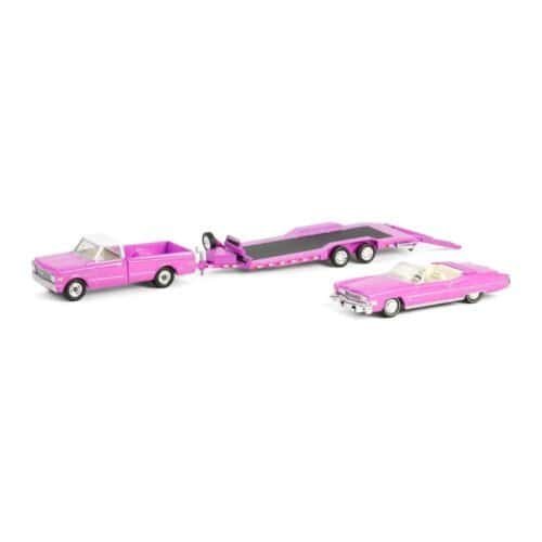Miniatura coche rosa descapotable Cadillac Eldorado con camioneta con remolque Chevrolet C-30 de la película Amor a quemarropa a escala 1/64 Greenlight