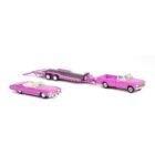 Miniatura coche rosa descapotable Cadillac Eldorado con camioneta con remolque Chevrolet C-30 de la película Amor a quemarropa a escala 1/64 Greenlight