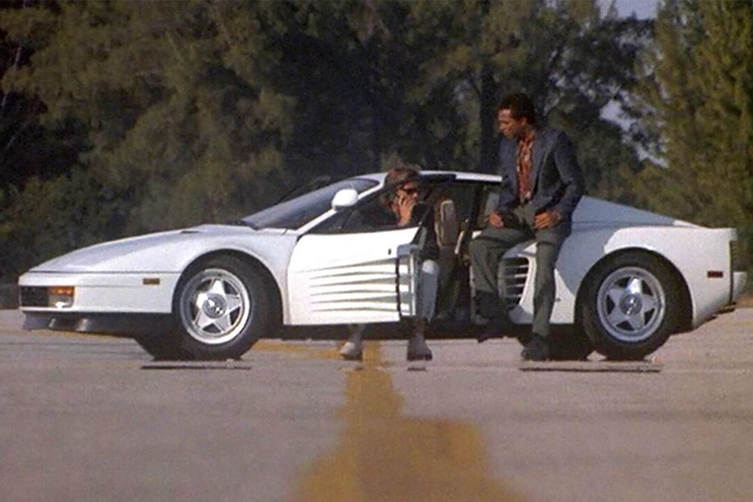 Coche Ferrari Testarossa blanco de la serie Corrupción en Miami